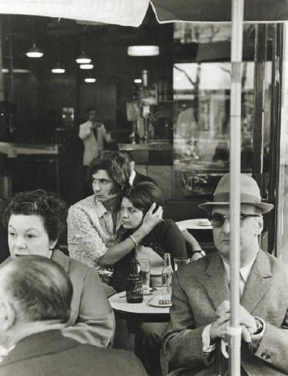 null Couple au café, ca. 1970 Tirage argentique d'époque, tampons " PHOTO IZIS Bidermanas...
