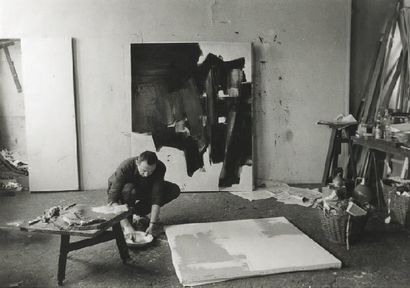 Pierre Soulages dans son atelier, ca. 1950...