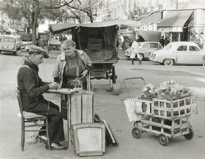 null Avenue des Gobelins, Paris, 1972 Tirage argentique d'époque, tampon " PHOTO...