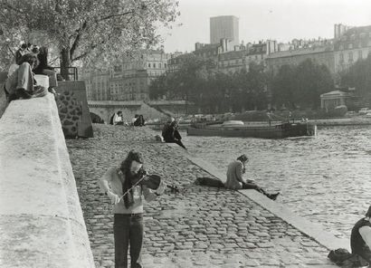 null Violoniste sur les quais de Seine, Paris, ca. 1970 Tirage argentique d'époque,...