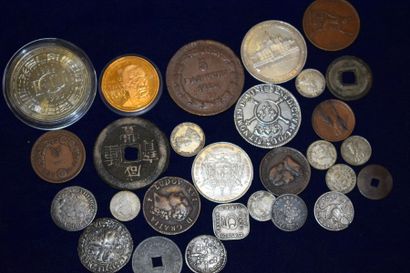 null Un lot de 27 monnaies et médailles françaises et étrangères (Vatican, Cambodge,...