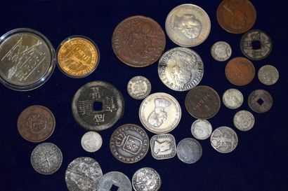 null Un lot de 27 monnaies et médailles françaises et étrangères (Vatican, Cambodge,...