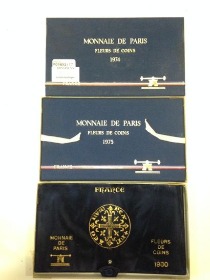 null Monnaie de Paris piéces " Fleurs de coins " 

3 coffrets. 1974 et 1975 : 1,...