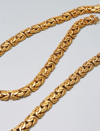 null Une parure en or jaune 18k (750) comprenant un collier et bracelet. 

Poids...