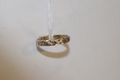 Un anneau en or blanc. 

Poids : 3 g. 