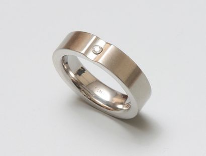 Un anneau en acier sertie d'un diamant (env...