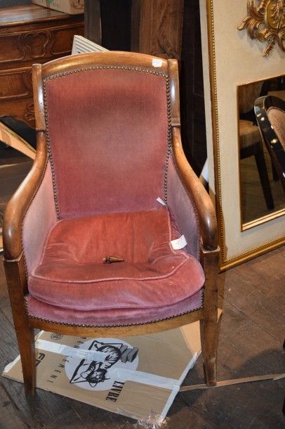 null .Fauteuil XIXème siècle recouvert de velours framboise 