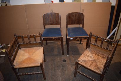 null Deux chaises en placage de palissandre et deux chaises d'angle en bois tourné...