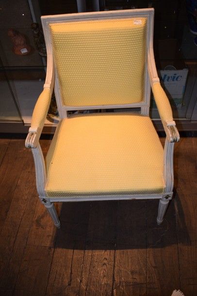 null Paire de fauteuils de style Louis XVI, recouverts de tissu jaune