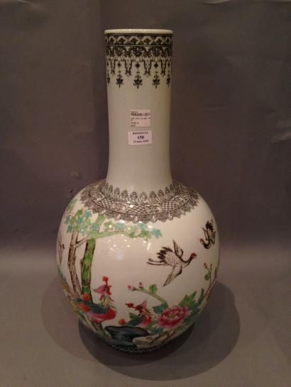 null Vase dans le goût de la famille rose à décor d'oiseaux et de fleurs

Chine ...