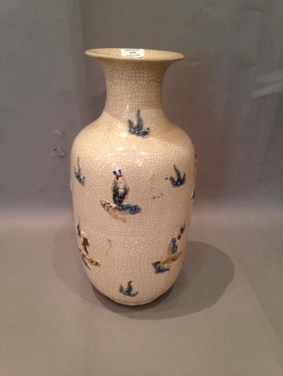 null Vase en porcelaine craquelée 

à décor en relief et polychromie de huit immortels...