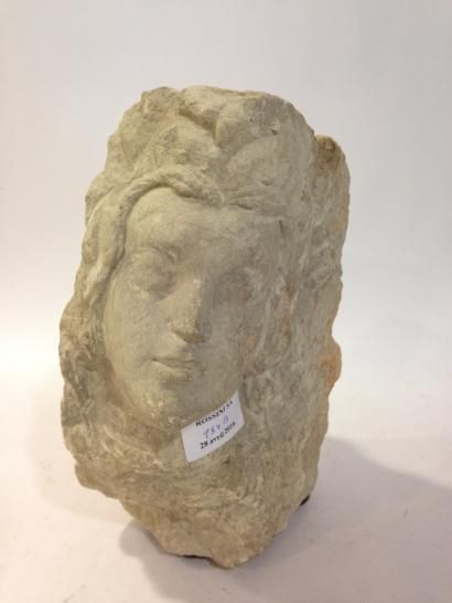 null Corbeau en pierre calcaire sculptée représentant une tête féminine.

 XVe siècle

...