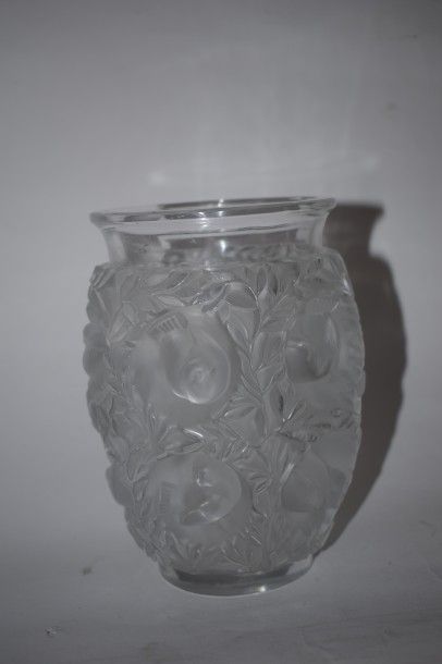 null LALIQUE France 

Vase en cristal modèle "Bagatelle", signé à la pointe Lalique...