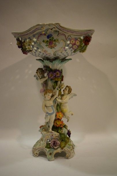 null Grande coupe en porcelaine allemande avec amours et fleurs.