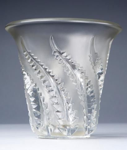 null CRISTAL LALIQUE 

Vase « Lobelia ». Epreuve en cristal blanc moulé pressé satiné...
