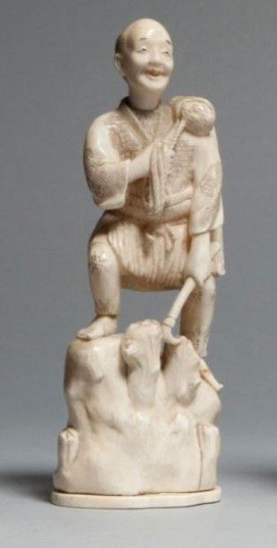 null Okimono en ivoire marin représentant un pêcheur sur un rocher tenant un filet.

Japon,...