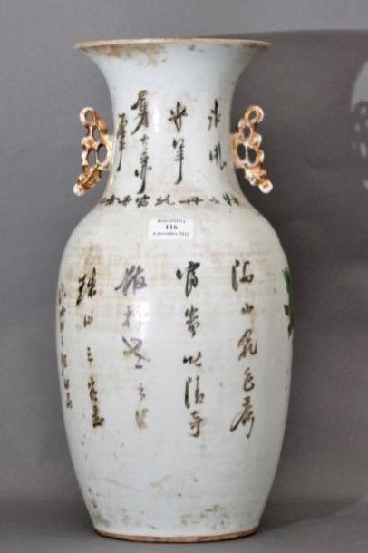 null Vase balustre en porcelaine à décor polychrome de pivoines et de calligraphies,...