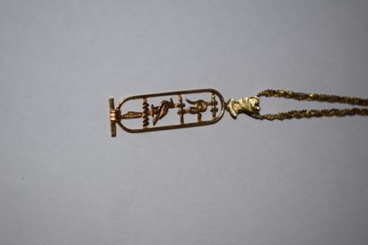 Une chaine et un pendentif egyptien en or...