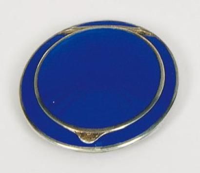 null Poudrier en argent doré, émaillé bleu. Intérieur doré et miroir au revers du...