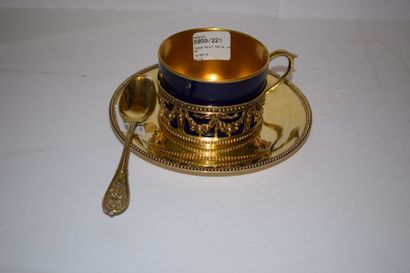 Une tasse en porcelaine bleu et or, sa monture...
