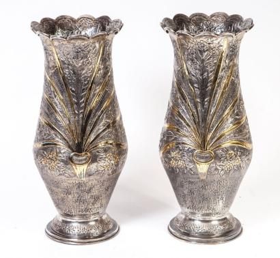 null Paire de vases en argent et vermeil, de forme balustre, posant sur un piédouche...