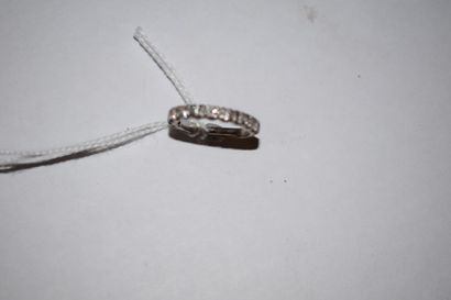 null Demie alliance en or gris 18k (750) sertie de diamants.

Poids brut : 3,5 g...