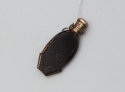 null Flacon miniature en opaline noire à décor or.

Vers 1930. (accidents et man...