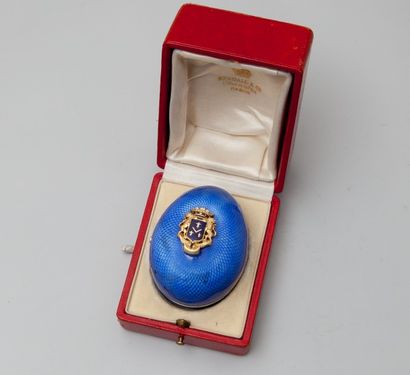 null Oeuf en argent (supérieur à 800/000) guilloché émaillé bleu appliqué d'armoiries...