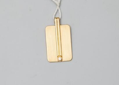 null Pendentif plaquette en or jaune serti d'un petit diamant.

Poids brut : 5,40...