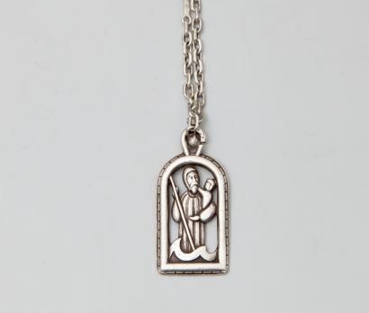 null Porte clef en argent (825/000) ciselé d'un Saint Christophe. 

Signé Hermès...