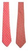 null HERMES

Un lot composé de deux cravates en soie imprimée, l'une de couleur rouge...