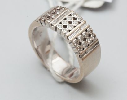 null Bague bandeau en or gris 18K (750) ornée de diamants taillés en brillant agrafés...