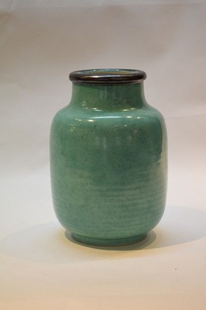 null ROUARD Philippe (1904-1993)



Vase balustre en faïence émaillée vert céladon,...