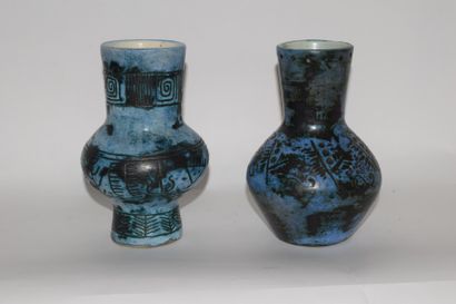 null BLIN Jacques 

2 vases :

Ht. : 15,7 cm décor géomètrique sur fond bleu ; état...