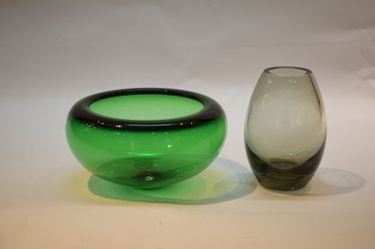 null HOLMEGAARD 



Vase rond en verre soufflé vert à large col. Signé et daté à...