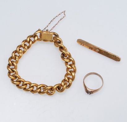 null Un lot comprenant une épingle, un bracelet en or jaune 18k (750), une bague...