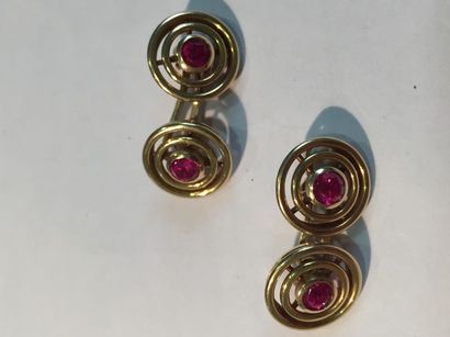 null Paire de boutons de manchettes en or 18k (750) et pierres rouges
Poids brut...