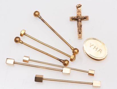 null Une pince à billets et une croix en or jaune 14k (585). On y joint 6 épingles...