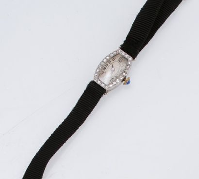 null Petite montre de dame en platine (950), boitier oval à l'entourage de diamants....
