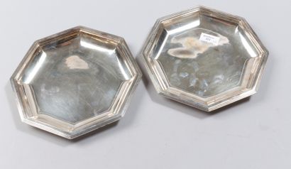 null Deux assiettes hexagonales en métal argenté. 



