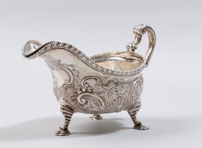 null Une saucière en argent (lion pasant, Londres, 1756) à décor floral reposant...