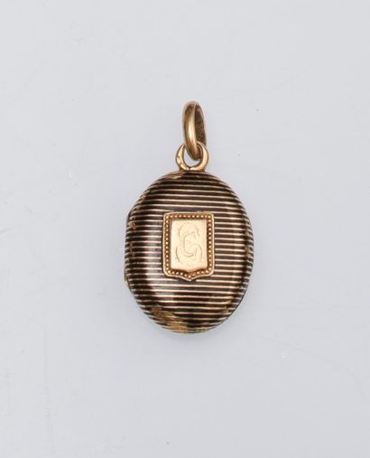 null Pendentif en or jaune 18k (750) émaillé noir et monogrammé EC 

Poids brut :...