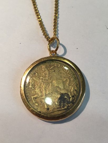 null Chaîne en métal, copie pièce en métal, pendentif en or jaune 18k (750).
Poids...