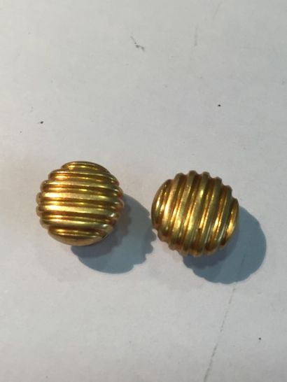 null Deux boutons de plastron en or jaune 18k (750).
Poids : 3.9 g.