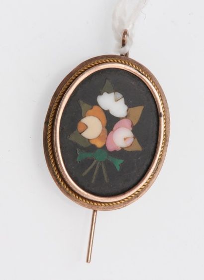 null Broche ovale en métal doré, marqueterie de marbre à décor de fleurs.