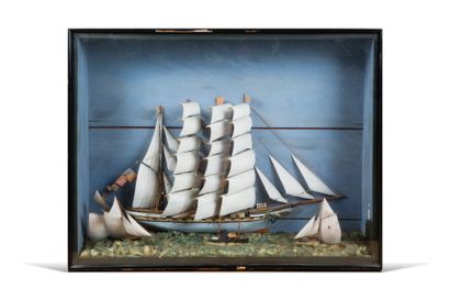 ANONYME, début XXe siècle Quatre-mâts barque sous voiles Diorama sous vitre en demi-relief...