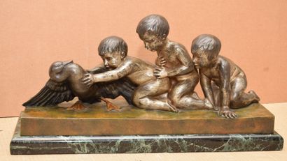 null FAVIN R. XXe siècle, 

Enfants jouant avec un canard

Groupe en bronze à patines...