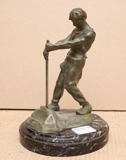 null BOFILL Antoine, act. 1894-1939, 

Le terrassier

Bronze à patine verte nuancée...