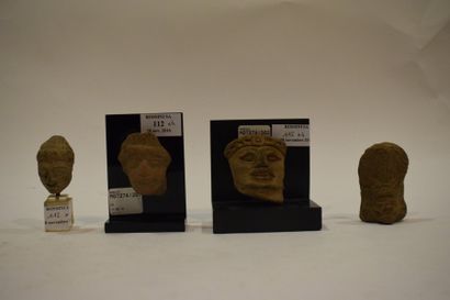 null Ensemble de quatre fragments de statuettes en terre cuite représentant des têtes...