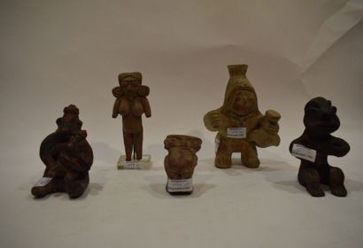null Ensemble de cinq statuettes en terre cuite ocres et brunes représentant deux...